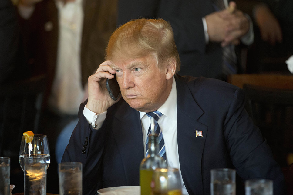 СМИ узнали об использовании Трампом как минимум двух iPhone — для звонков и твитов