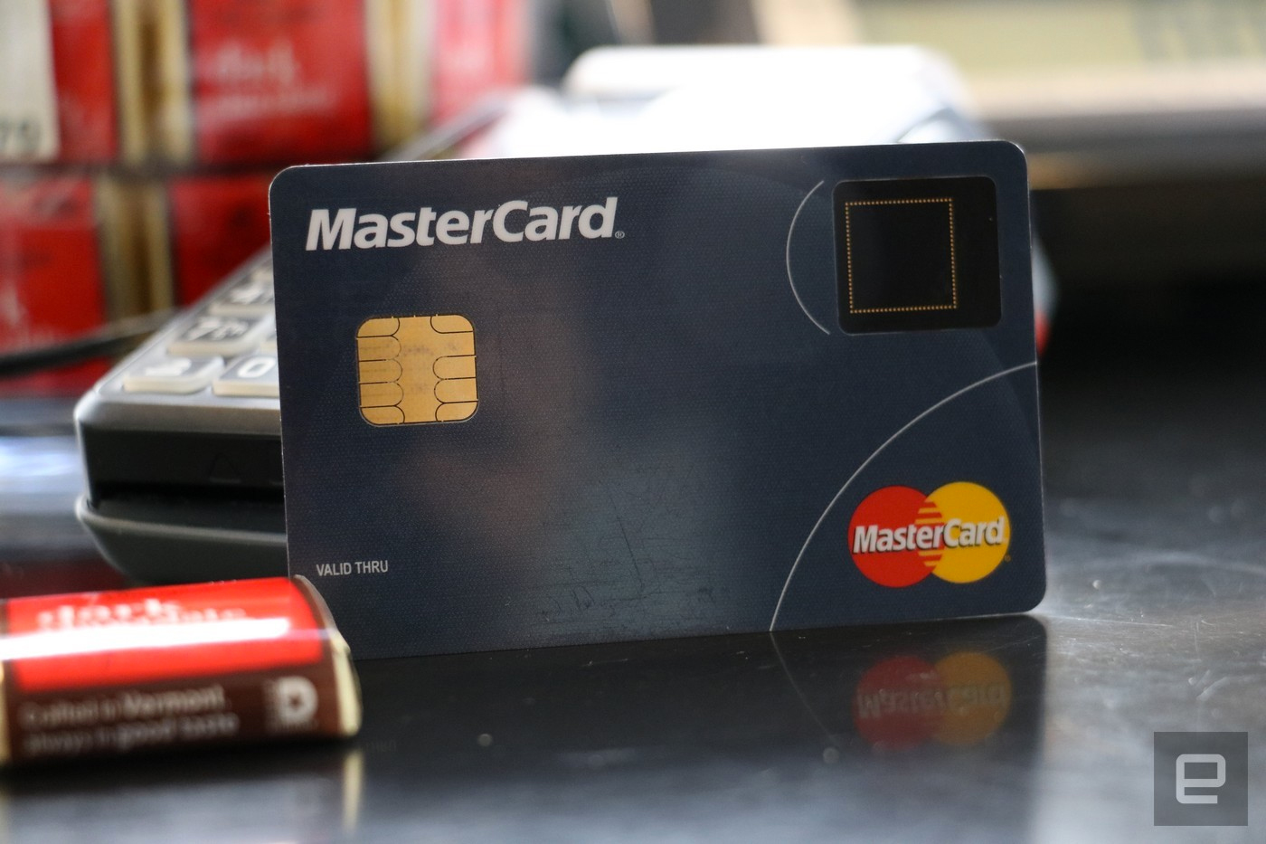 Visa и MasterCard начали тестировать карты со сканером отпечатков пальцев