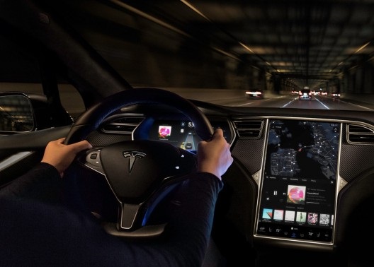 Tesla вводит абонплату за интернет-функции в автомобилях