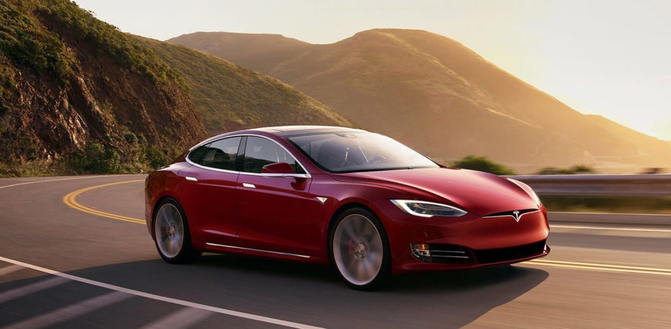 В автомобилях Tesla в августе появится полностью автономный автопилот