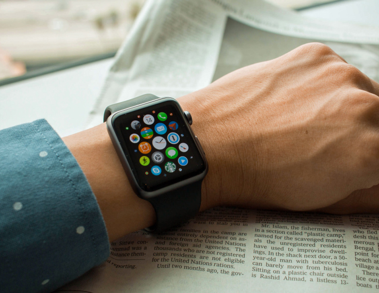 Канадец подал в суд на Apple из-за царапающих часов