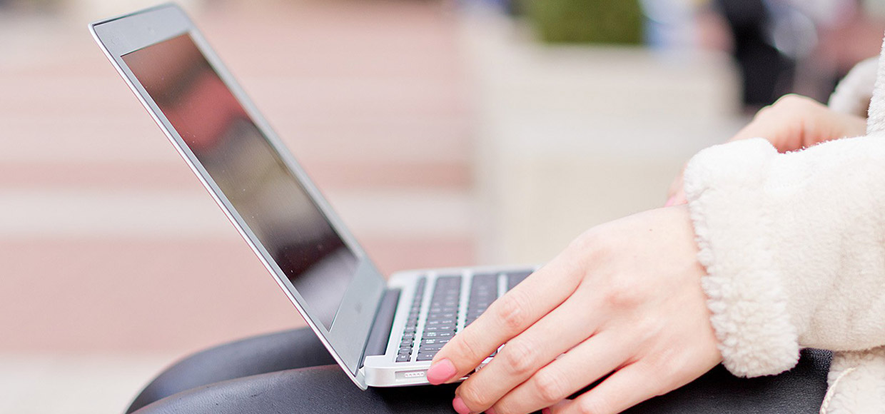 MacbookAir11_lifestyle_2