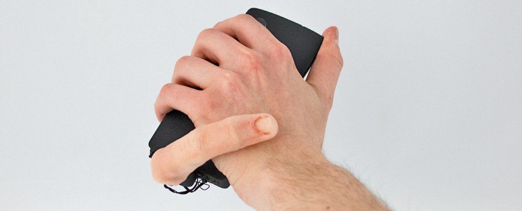 Создан «робот-палец» для смартфона, который чешет руку и отвечает на сообщения