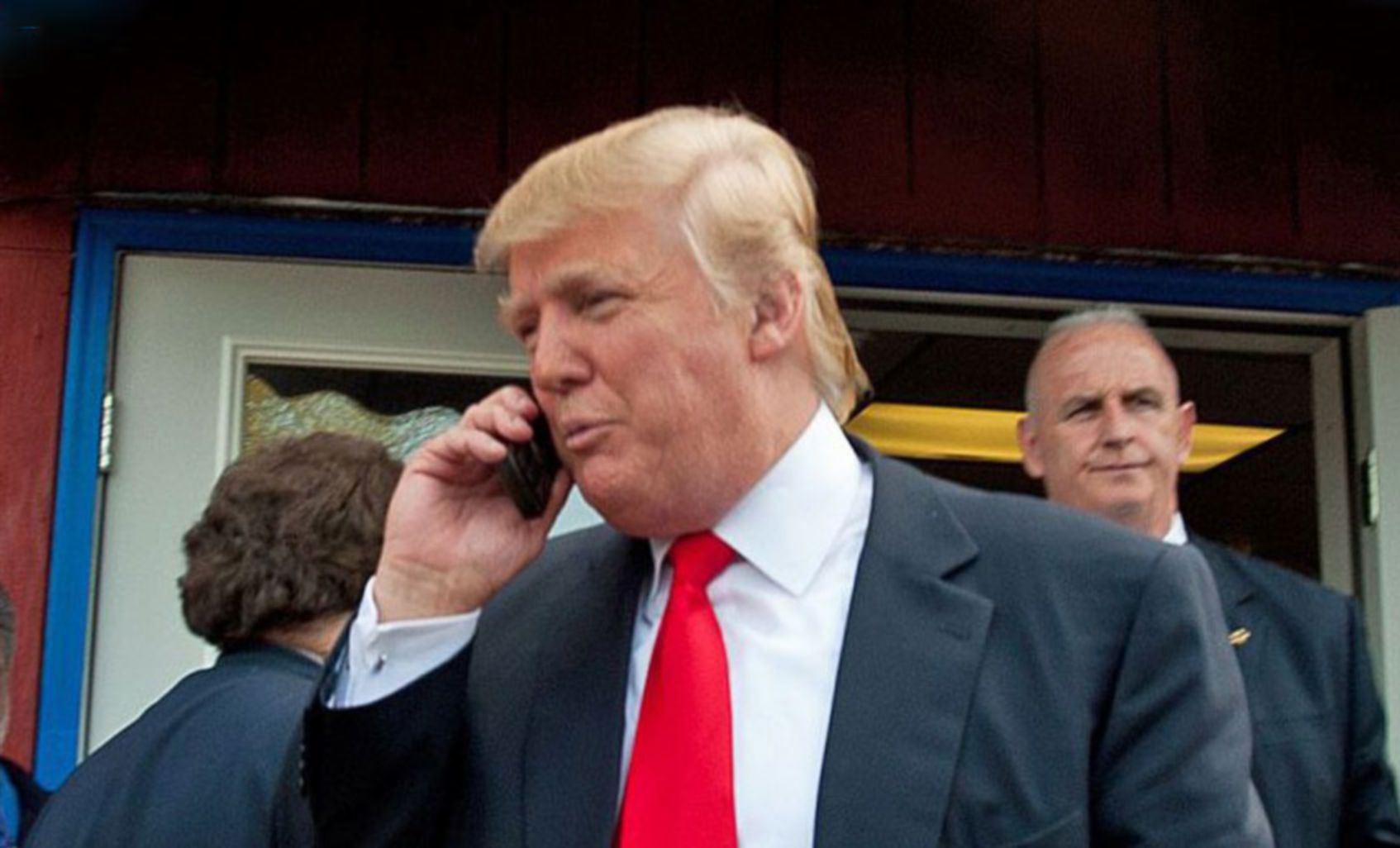 Один из айфонов Трампа прослушивают, но ему пофиг
