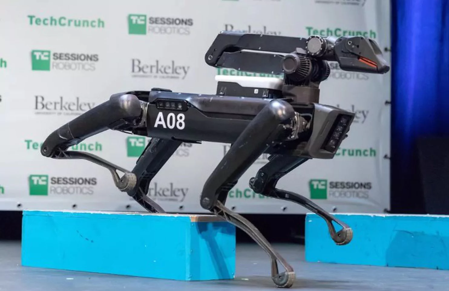 Роботы Boston Dynamics продемонстрировали умения в паркуре и инспекции строительных объектов