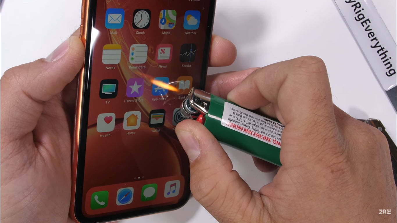 iPhone XR показал хорошую выносливость. Его царапали, гнули и поджигали
