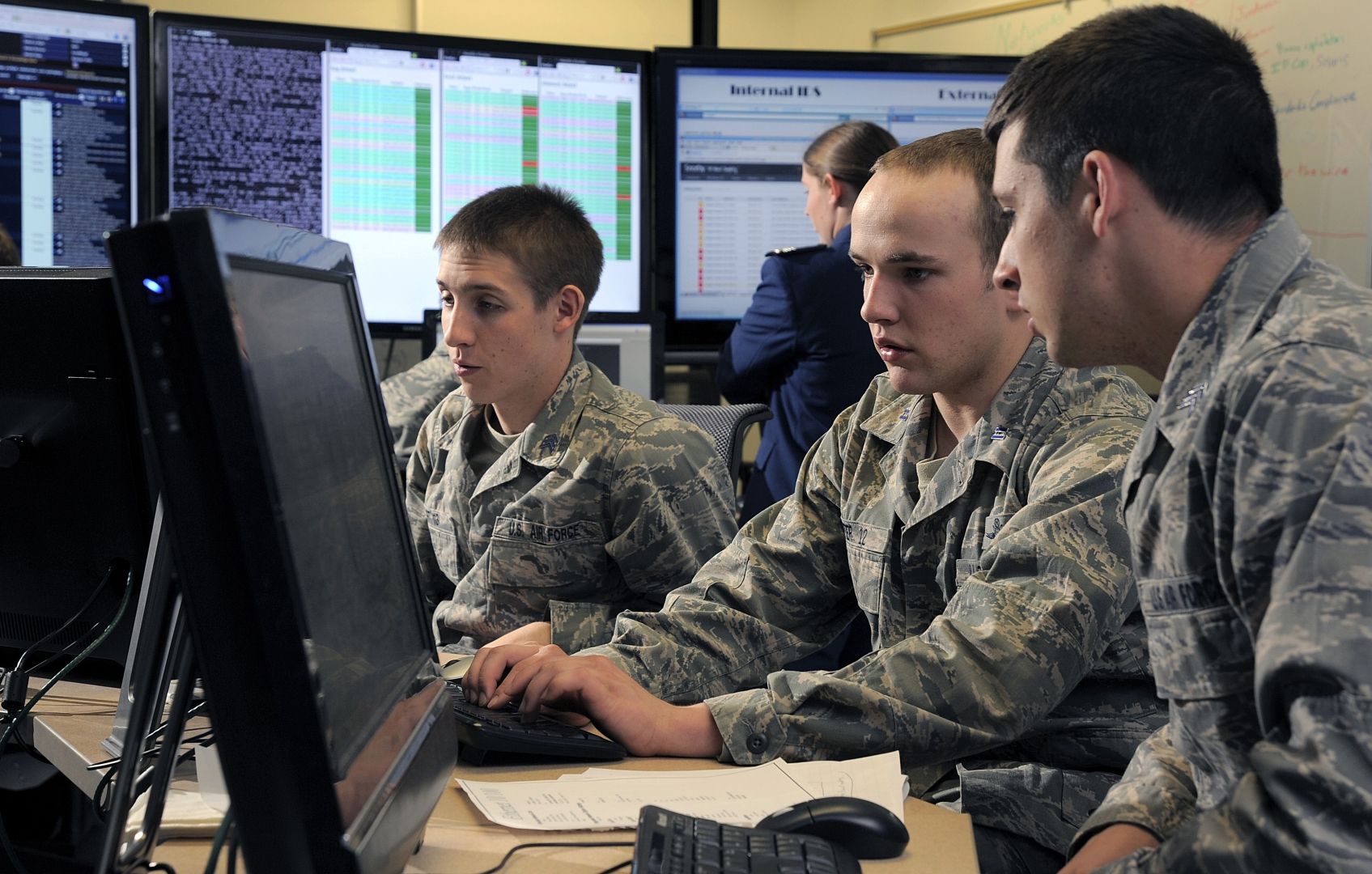 Киберкомандование США начало первую интернет-операцию против России
