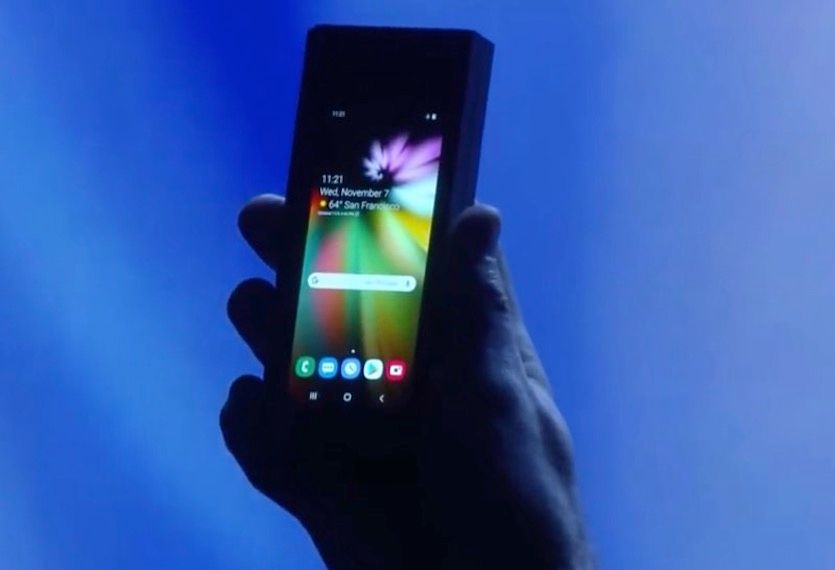 Samsung показала складывающийся смартфон