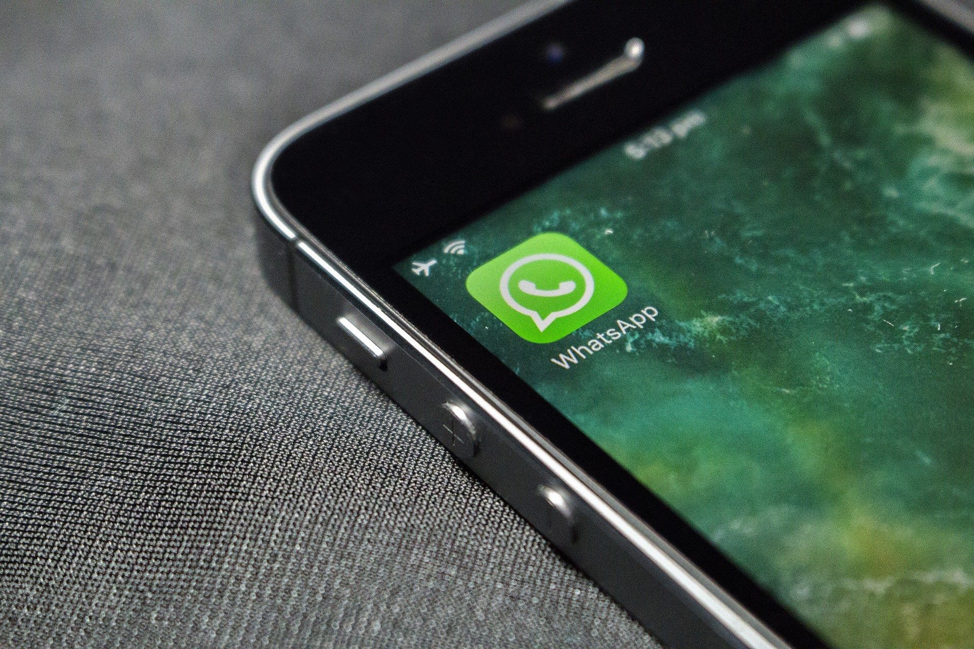 Теперь официально: WhatsApp будет показывать рекламу в «историях»