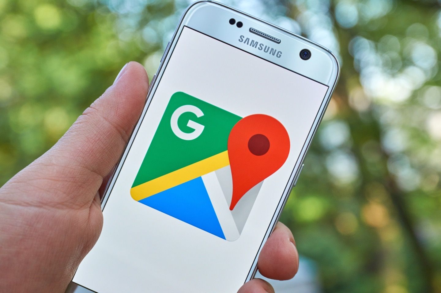 Пользователи сети жалуются на свастики в Google Картах