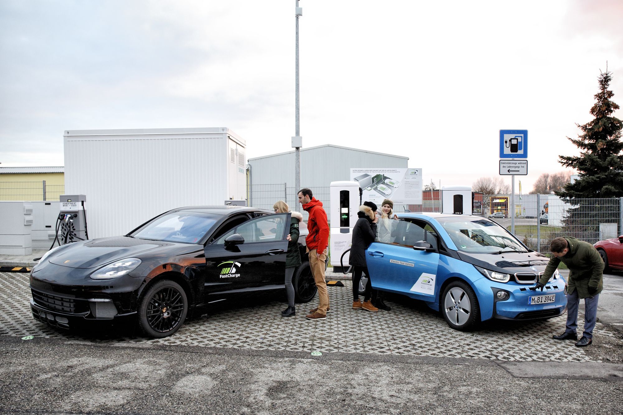 BMW и Porsche представили очень мощную зарядную станцию