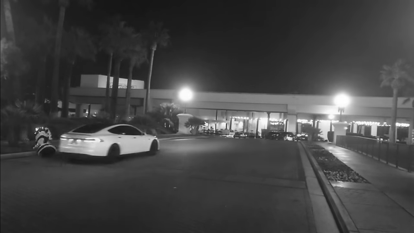 В Лас-Вегасе беспилотный электрокар Tesla сбил автономного робота