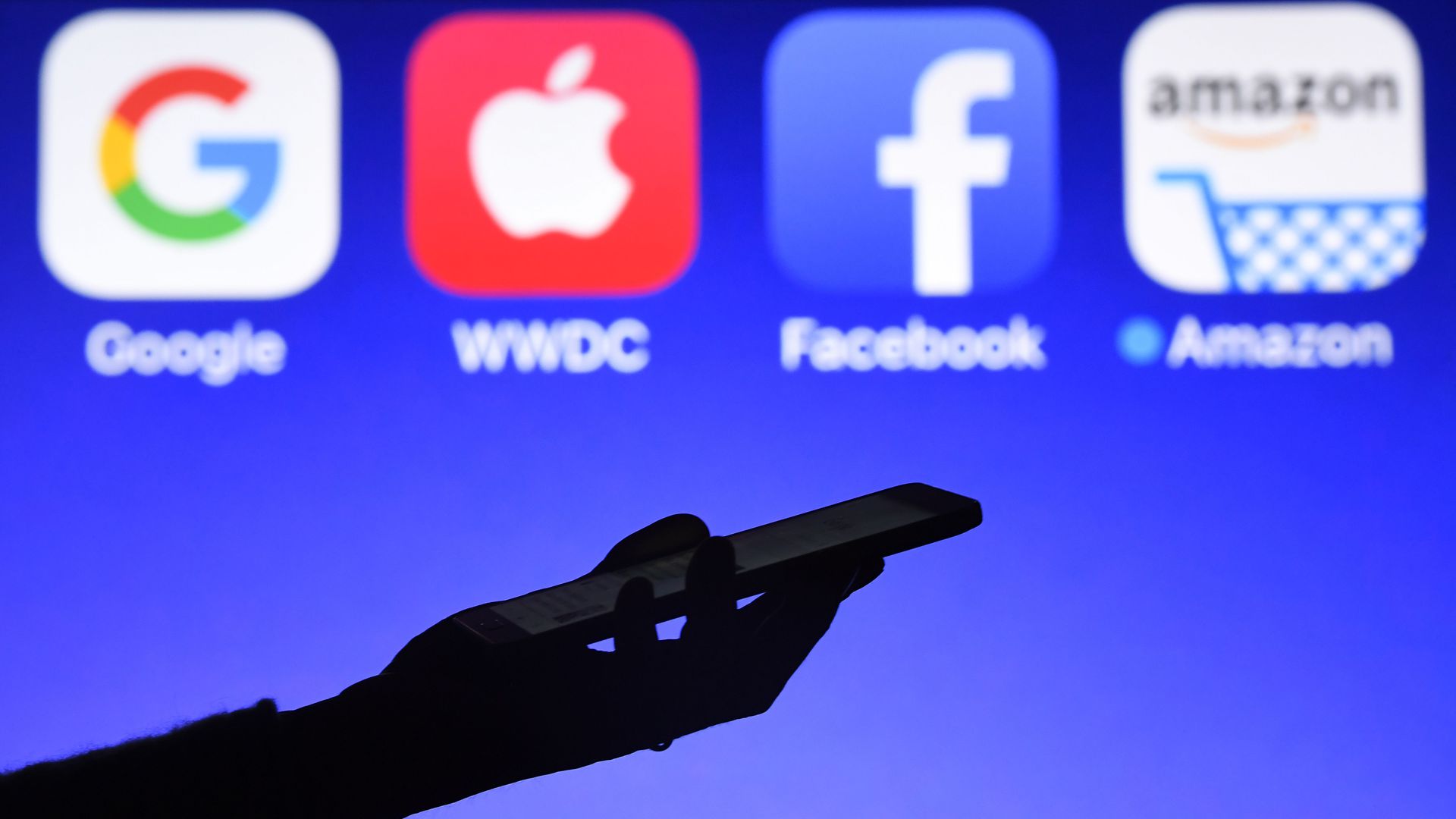 Франция заявила о подготовке к введению налога на Google, Amazon, Facebook и Apple