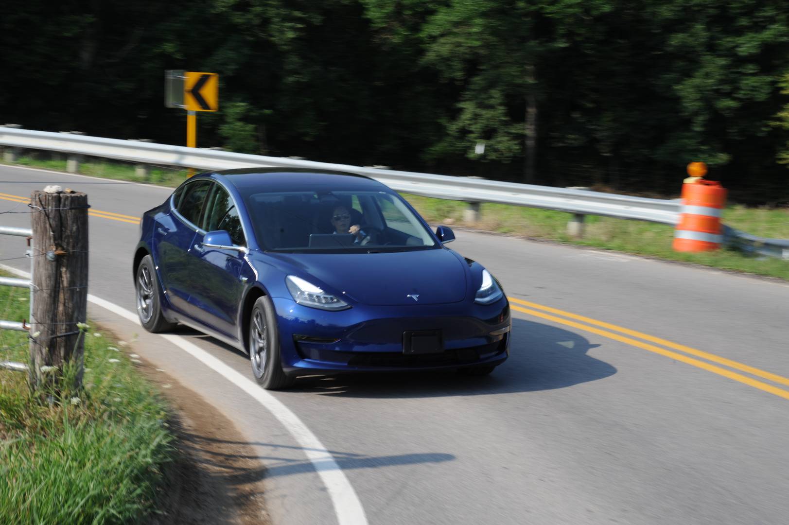 Tesla пообещала подарить Model 3 любому, кто сможет взломать её