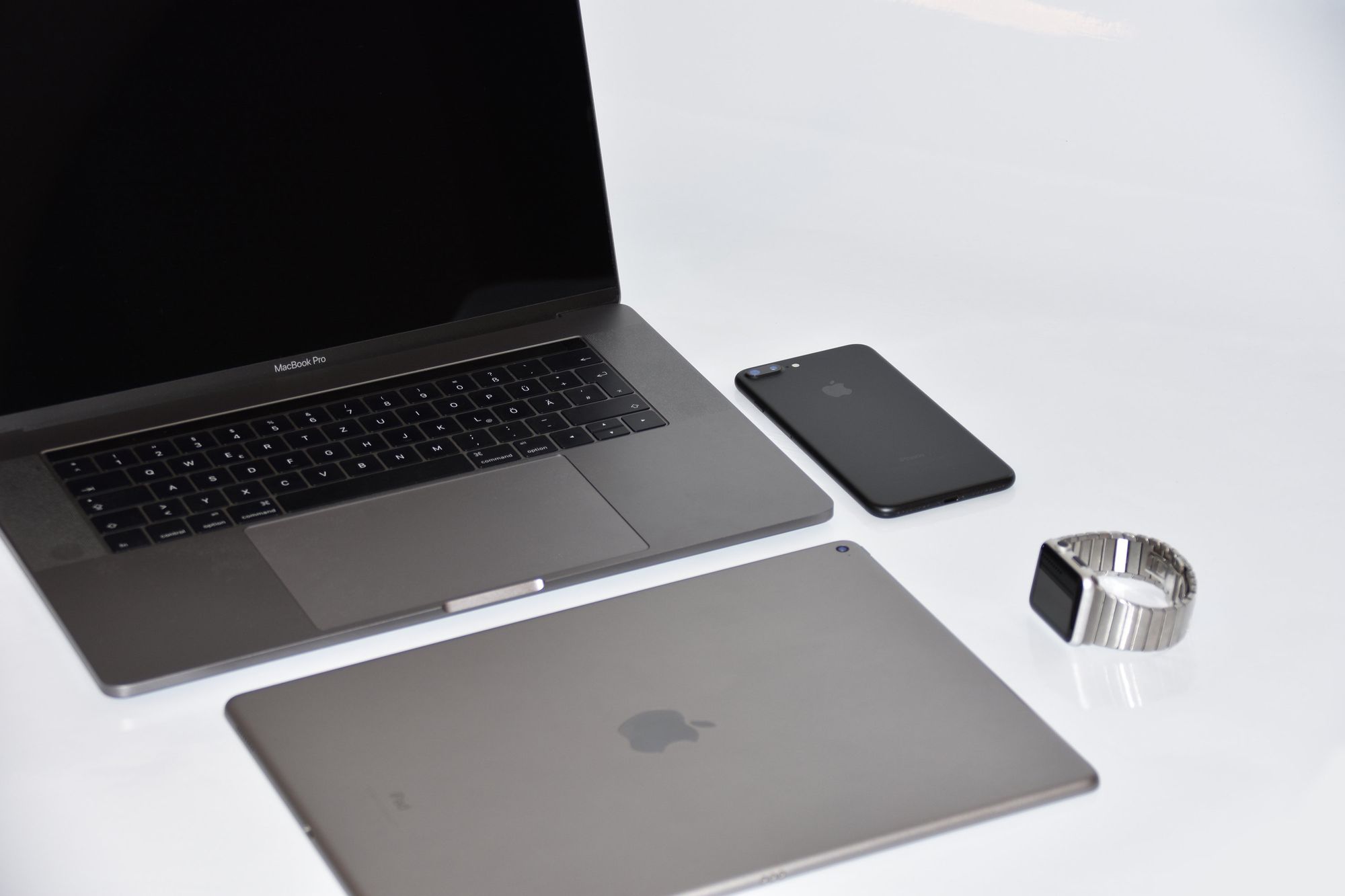 Apple запатентовала трансформируемую стеклянную клавиатуру для MacBook