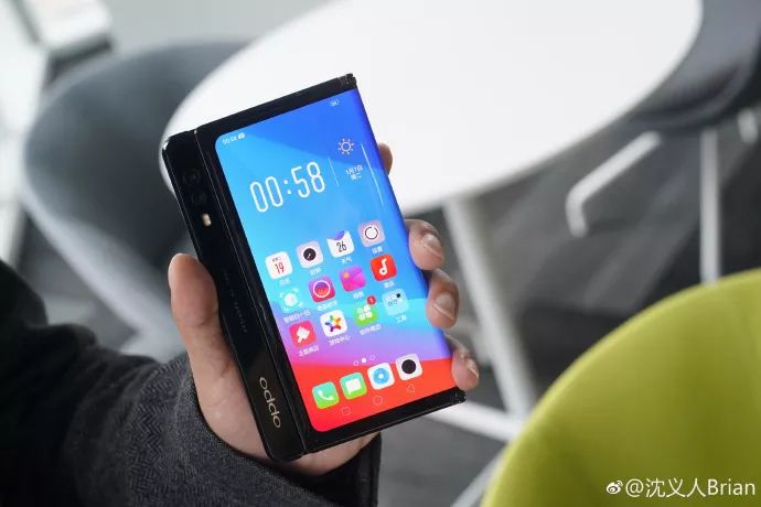 Oppo показала собственный складной смартфон