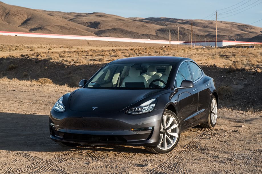 Tesla 3 стала самым продаваемым электрокаром в 2018 году. Но в 2019 будет сложно