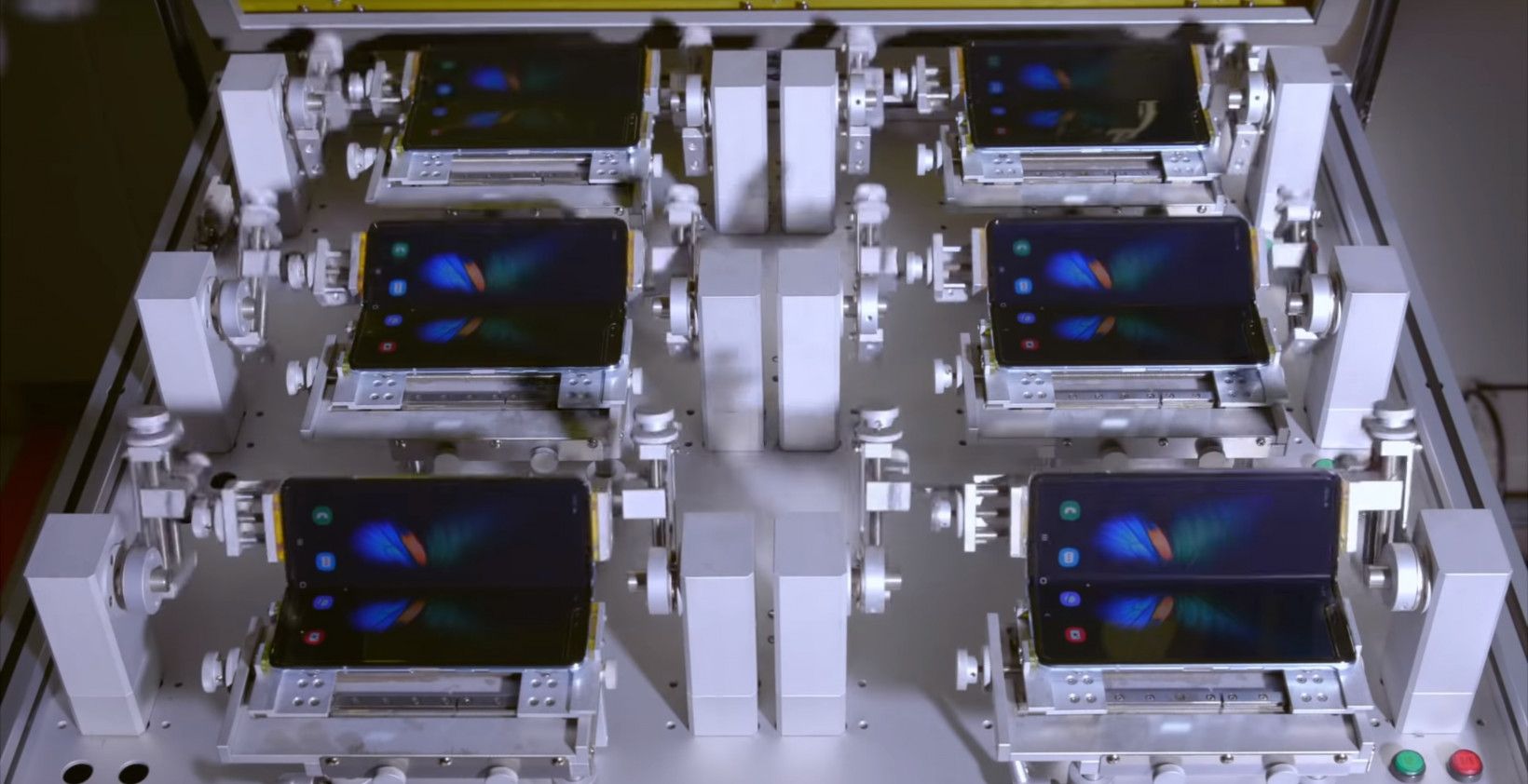 Samsung продемонстрировала на видео процесс тестирования Galaxy Fold на сгибание