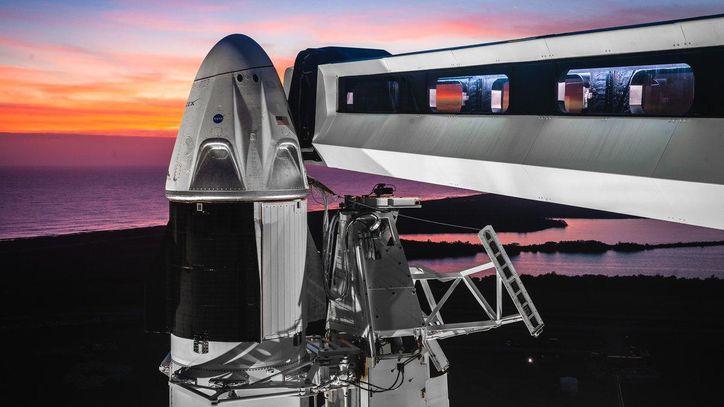 SpaceX успешно запустила к МКС пилотируемый корабль Crew Dragon