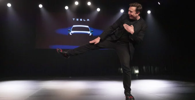 В продаже появятся кроссовки с логотипом Tesla за $1500 — в таких же Маск презентовал Model Y