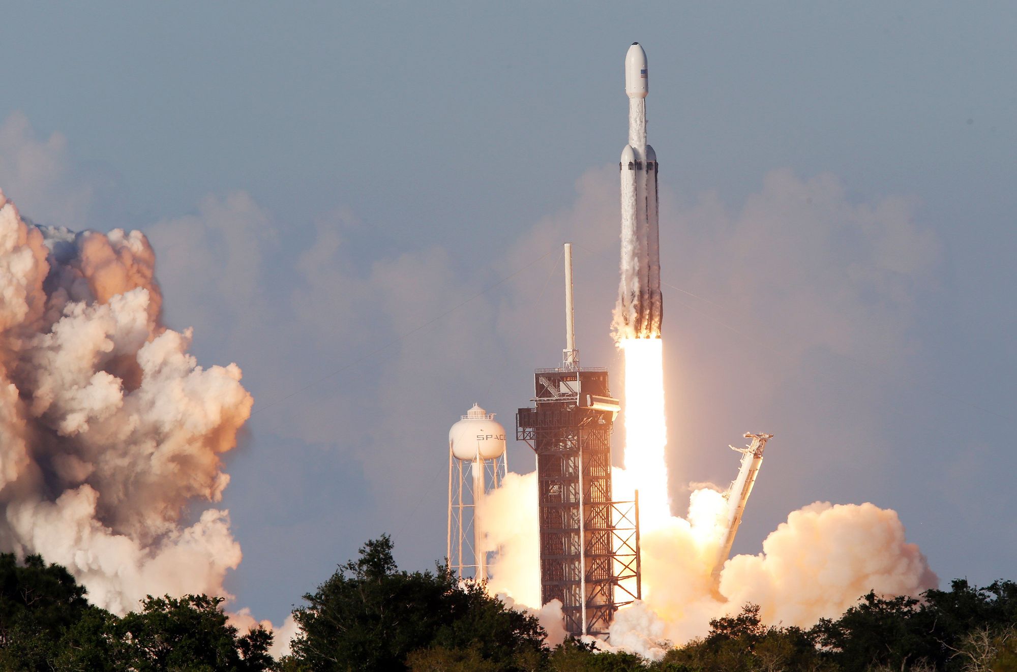 Дебютный коммерческий полет Falcon Heavy завершился первой в истории посадкой всех трех ступеней