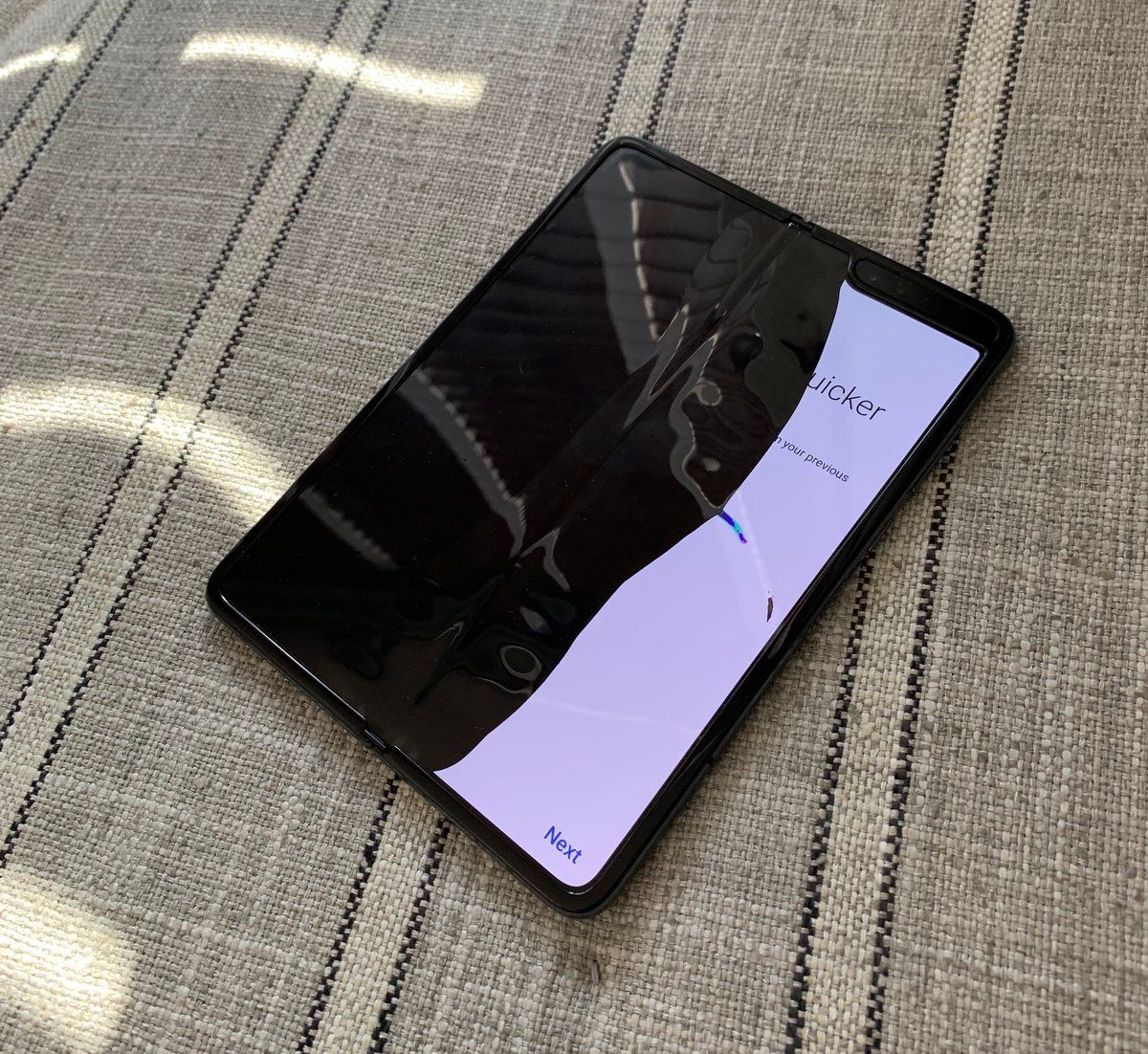 Экран Samsung Galaxy Fold сломался сразу у нескольких первых пользователей