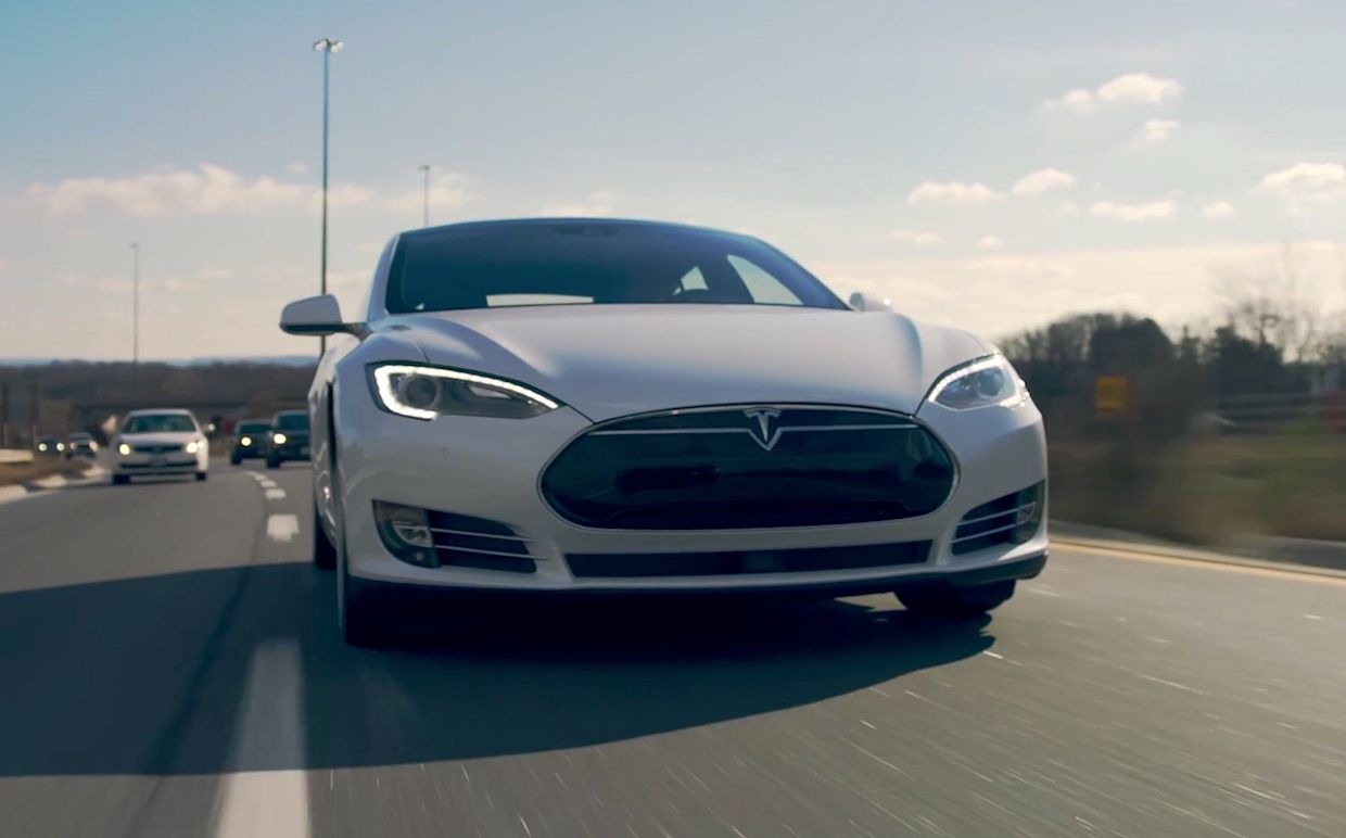 Tesla представила полноценный автопилот и анонсировала запуск сервиса беспилотных такси