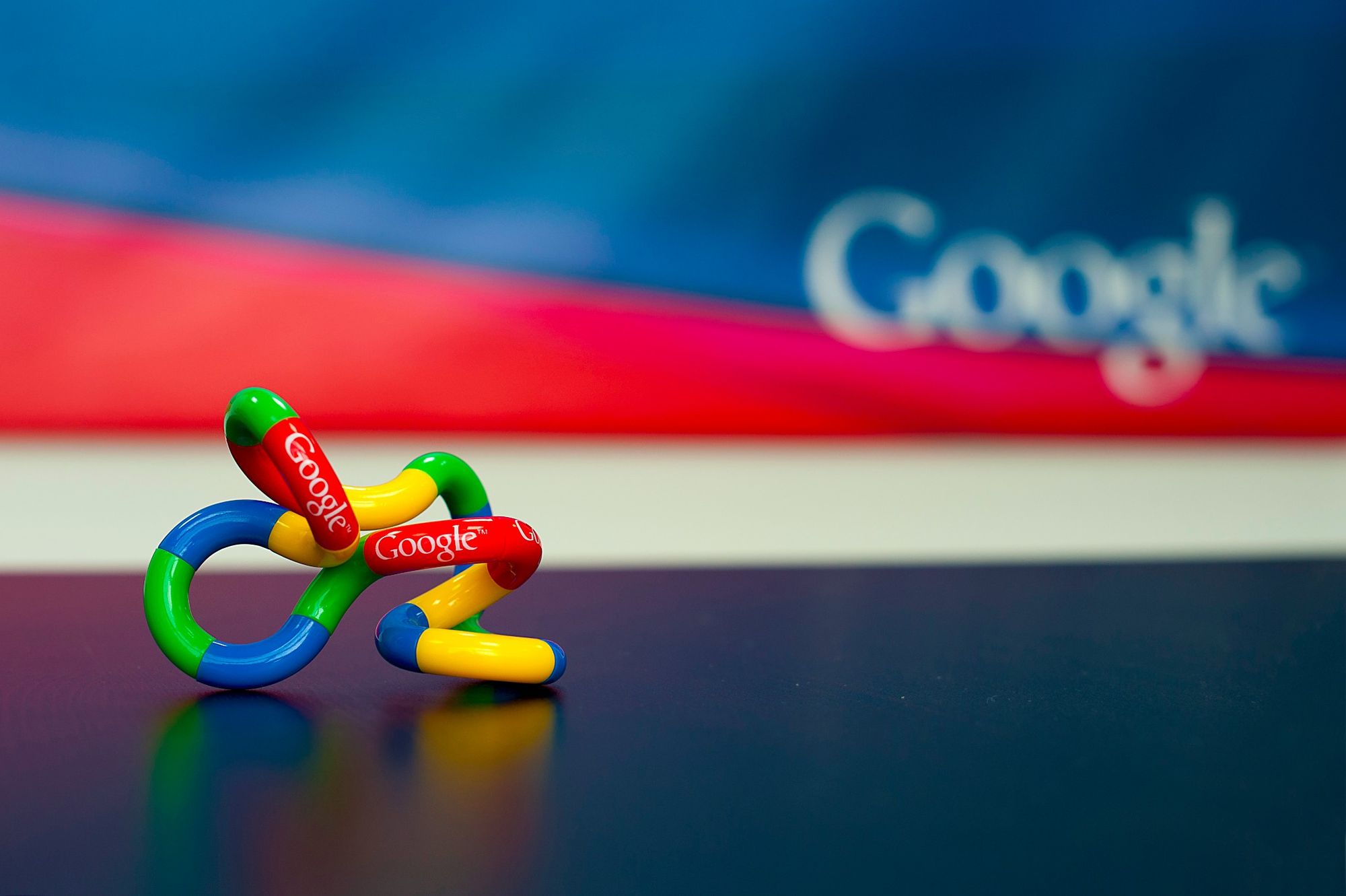 Чистая прибыль холдинга Alphabet сократилась почти на 30%