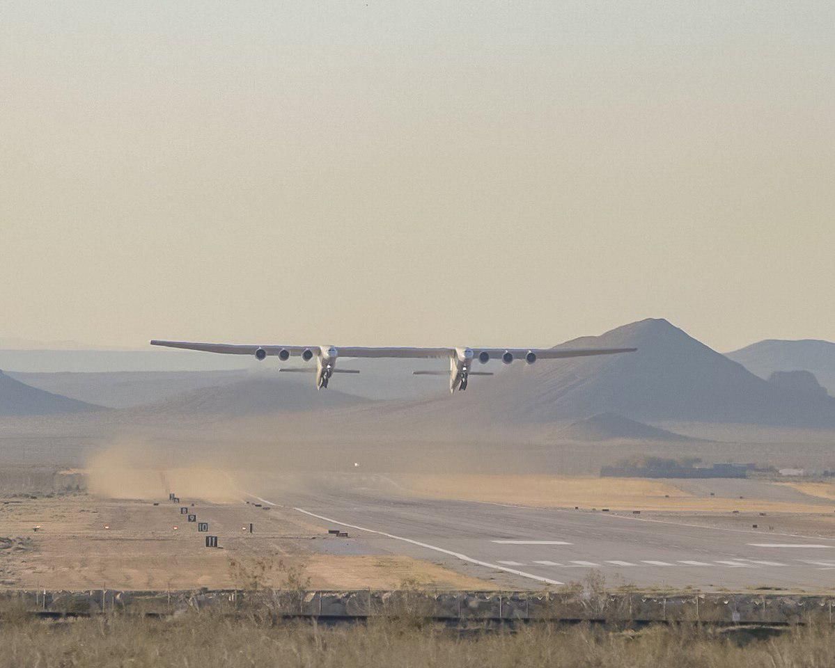 Первый полет совершил самый большой самолет в мире — Stratolaunch