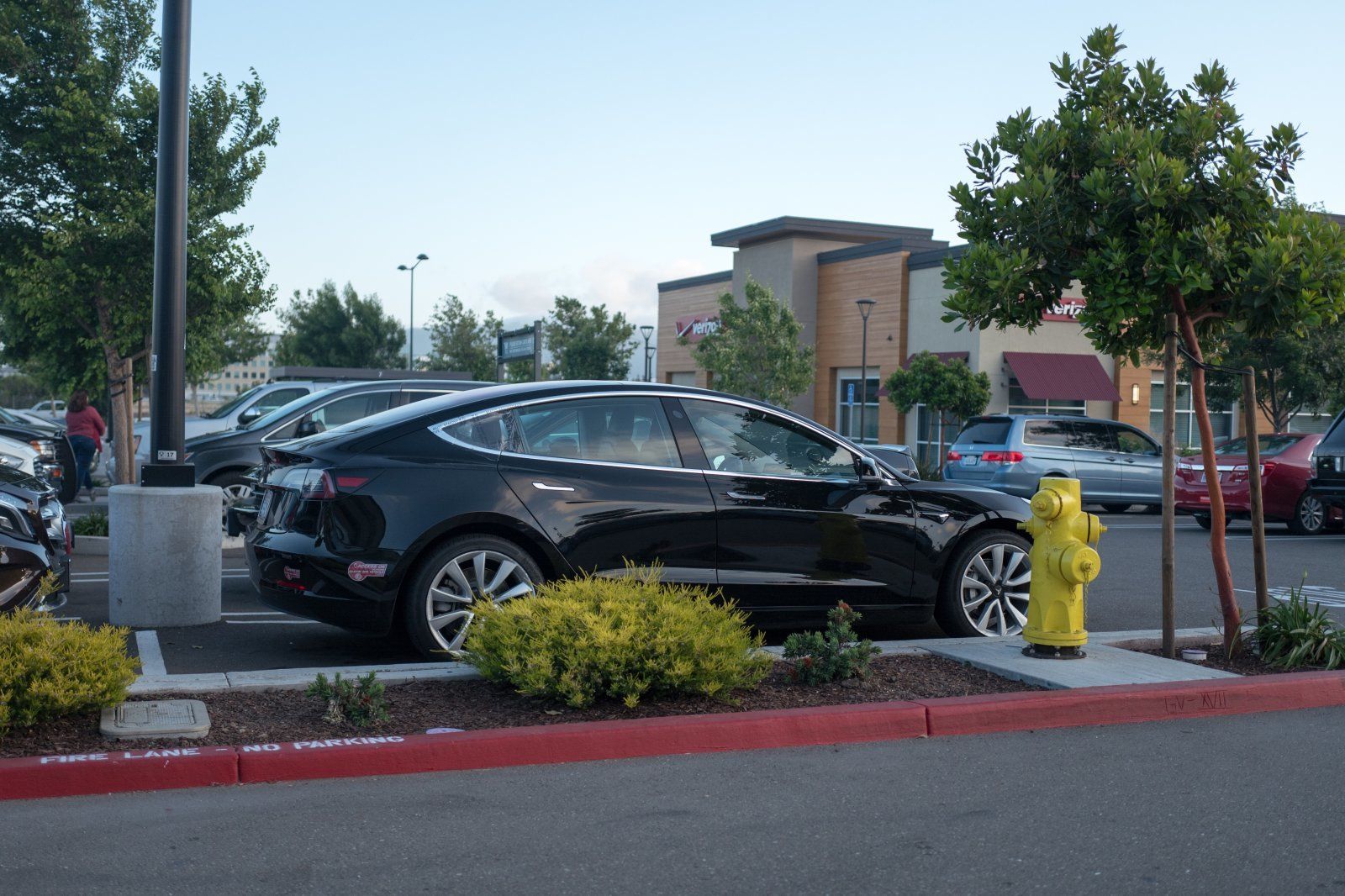Функция автоматического выезда с парковки к водителю появится в Tesla на следующей неделе