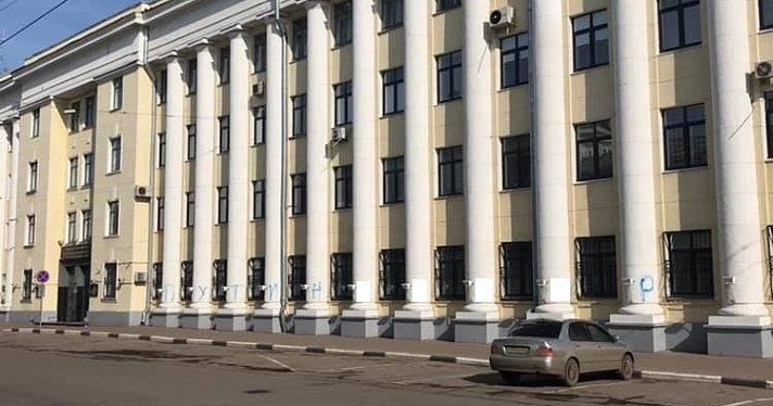 Закон о неуважении к власти в действии: требование удалить новости о граффити с оскорблением Путина