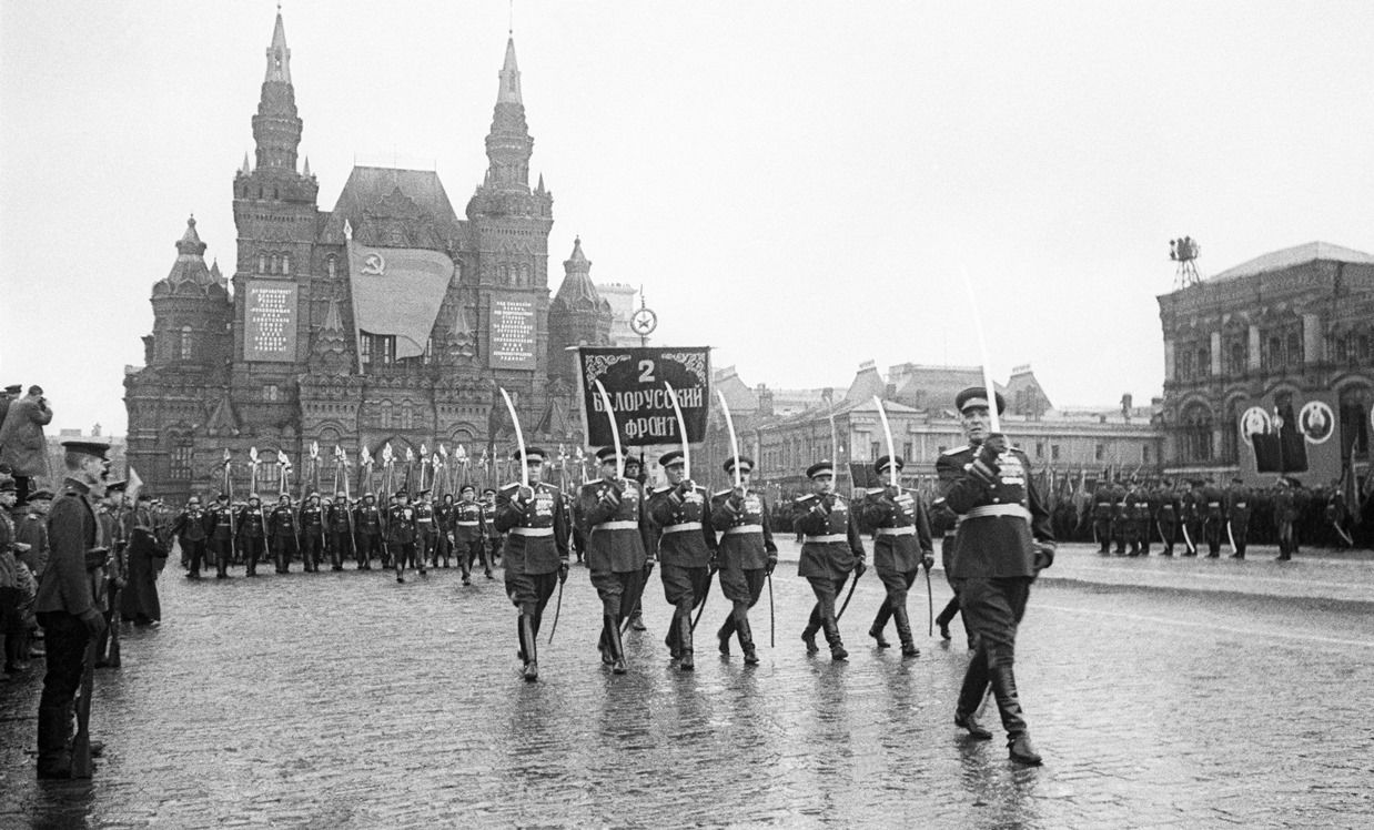 Компания Яндекс покажет парад Победы 1945 года с улучшенной при помощи ИИ «картинкой»