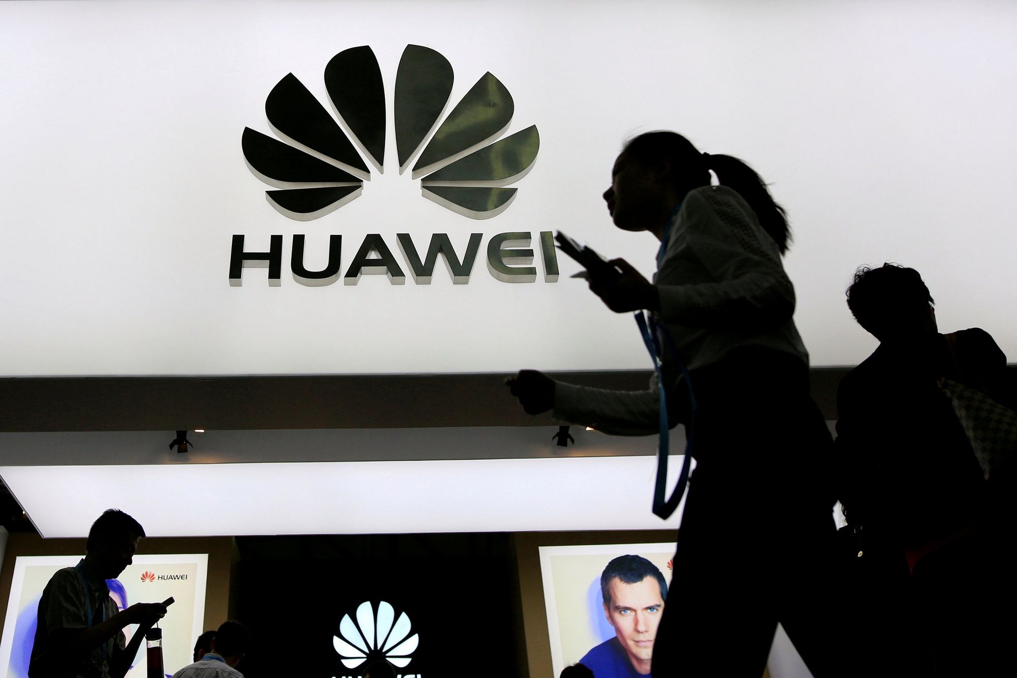Продолжение развала Huawei: против компании теперь и ARM, а также британские и японские операторы