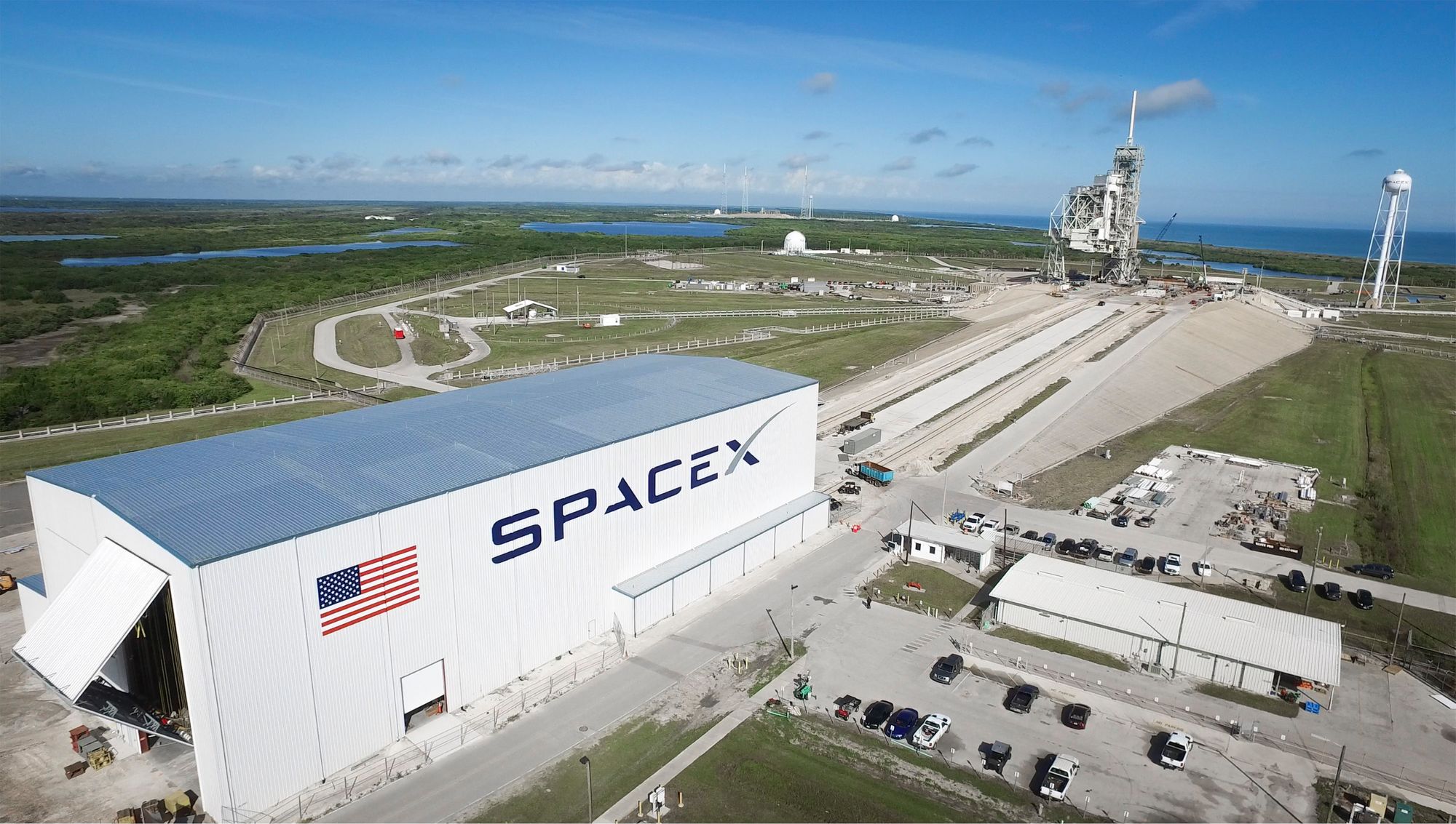 Илон Маск показал 60 готовых к запуску интернет-спутников SpaceX