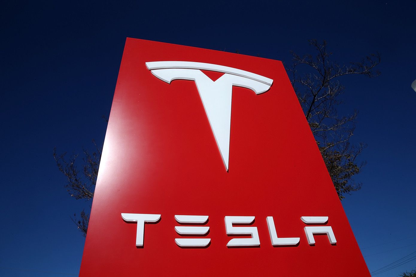 Tesla нашла причину возгорания автомобиля в Шанхае и обещает решить проблему обновлением ПО