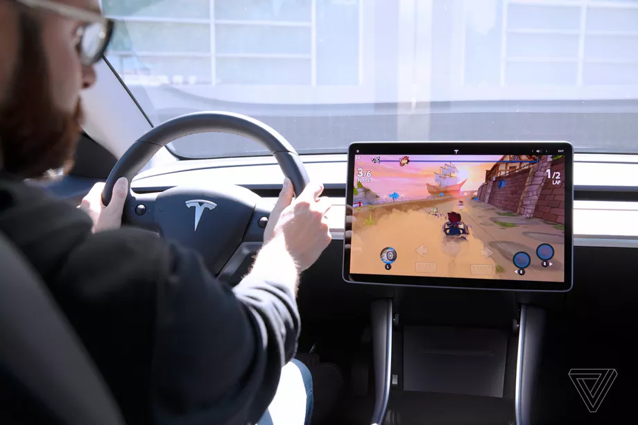 Tesla дорабатывает центр с видеоиграми для электрокаров. Выпущена новая игра