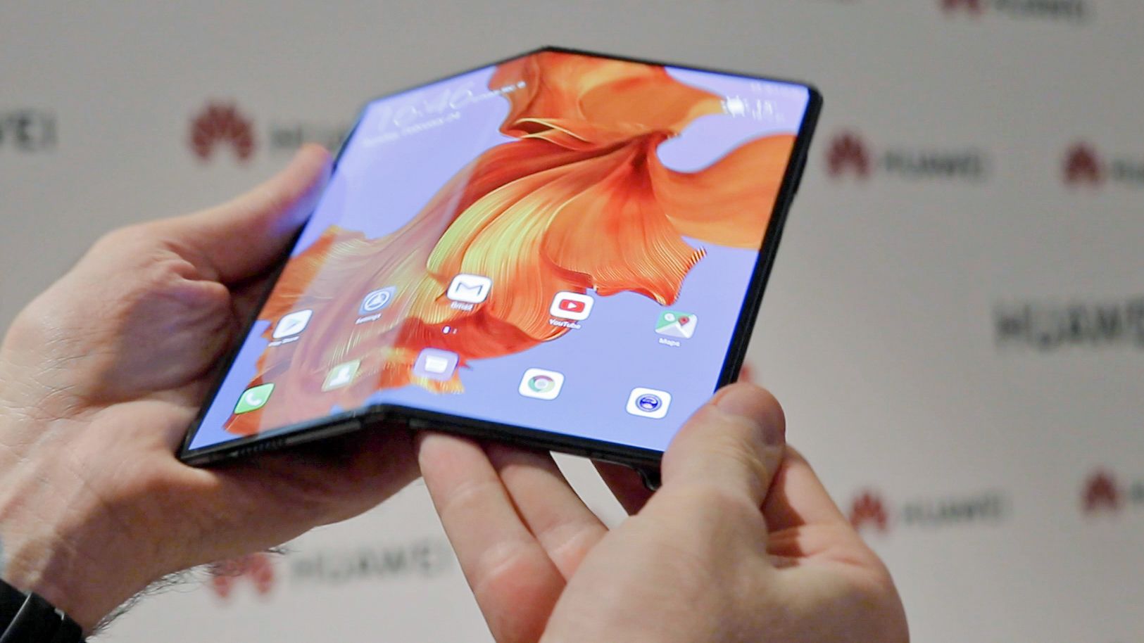 Huawei перенесла старт продаж гибкого смартфона Mate X на осень