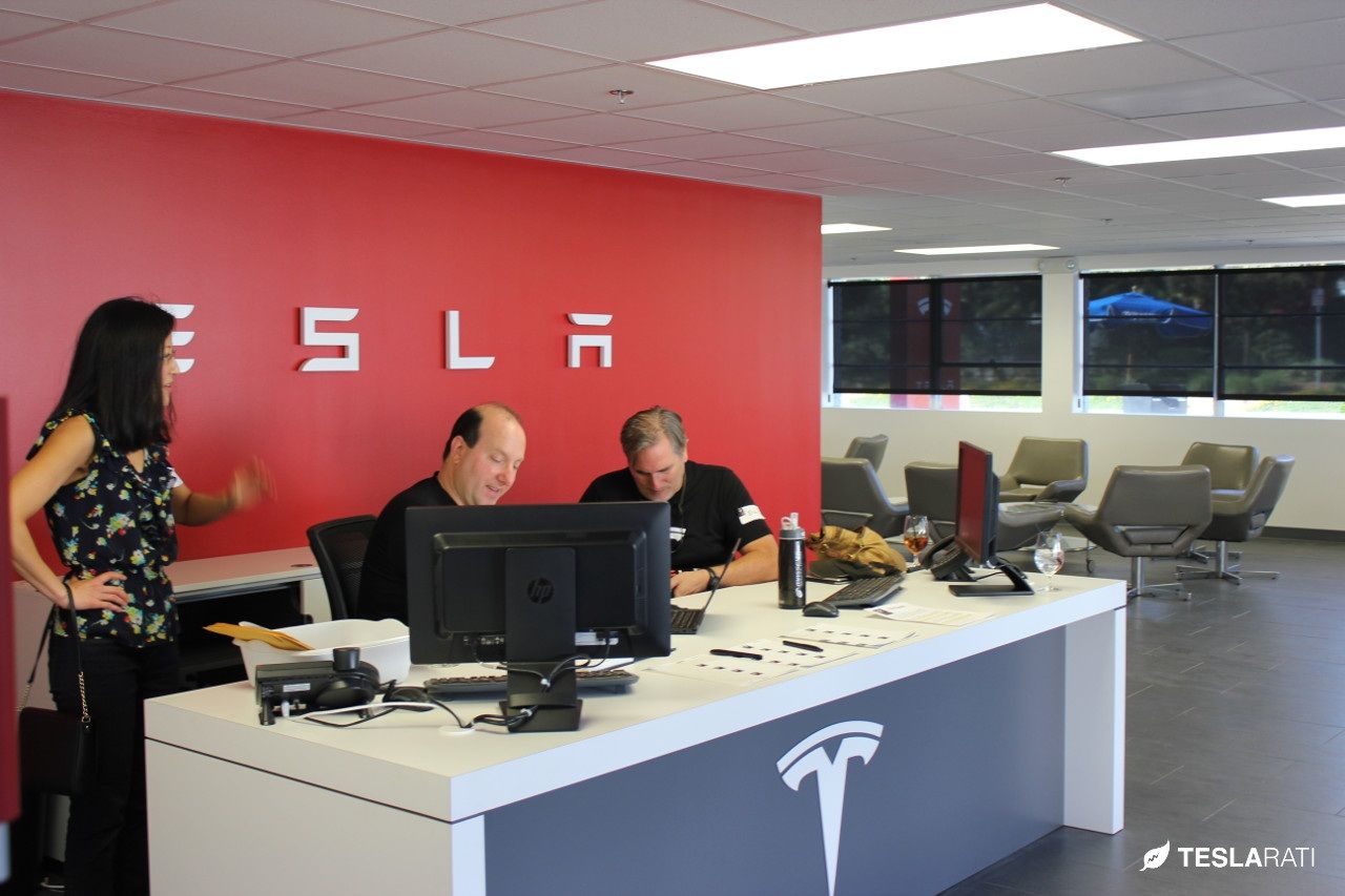 Tesla запрещает сотрудникам жаловаться на компанию, а также планирует сделать свой магазин приложений