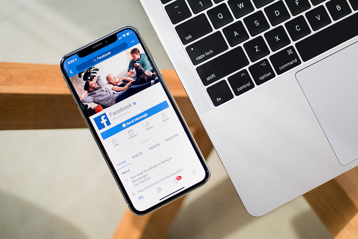 Facebook по требованию Роскомнадзора удалил изображение со свастикой на гербе России