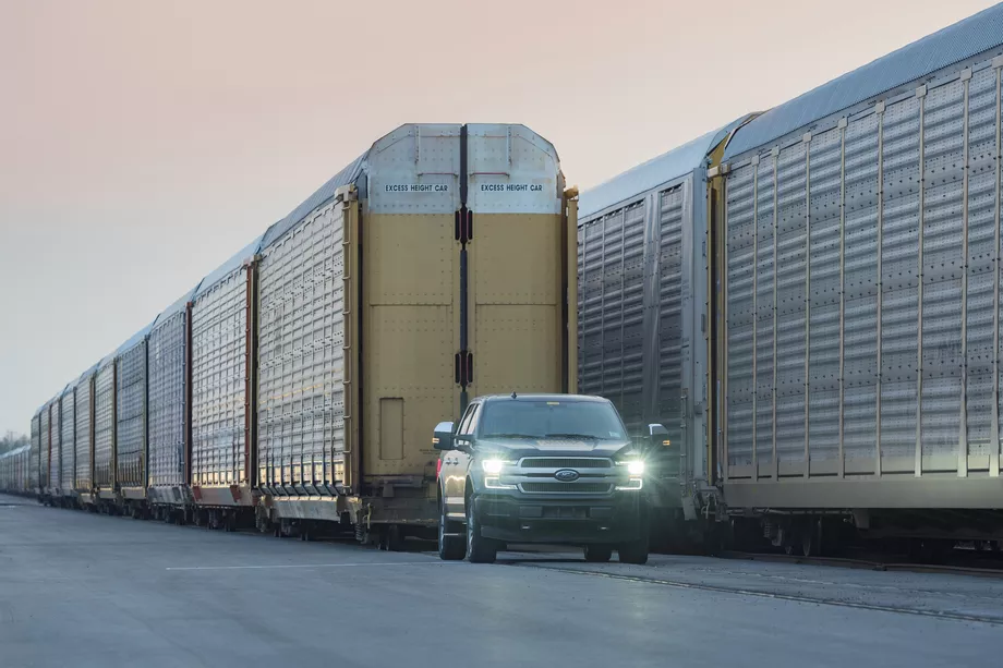 Электрический пикап Ford F-150 протянул 10 гружёных вагонов