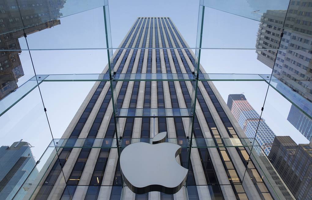 iPhone впервые за 7 лет принес Apple менее половины выручки