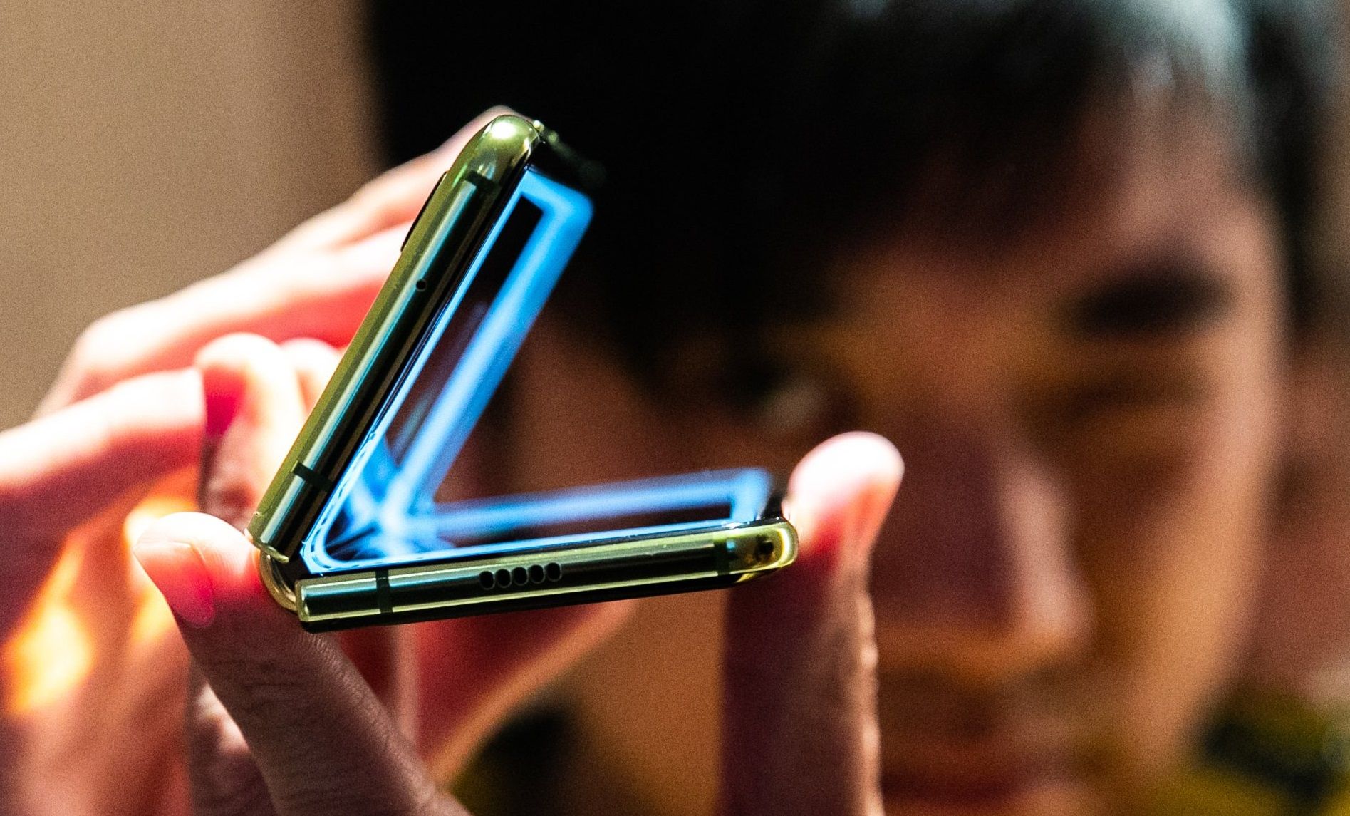 Samsung официально сообщила о сроках начала продаж Galaxy Fold