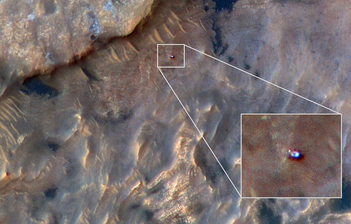 NASA показало сделанный с орбиты снимок ровера Curiosity на Марсе