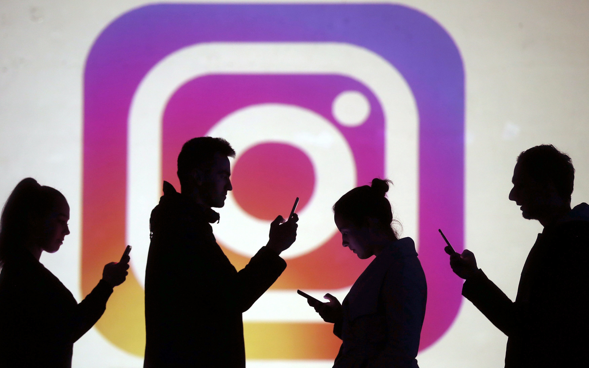 Instagram в поиске сотрудника по работе с авторами мемов