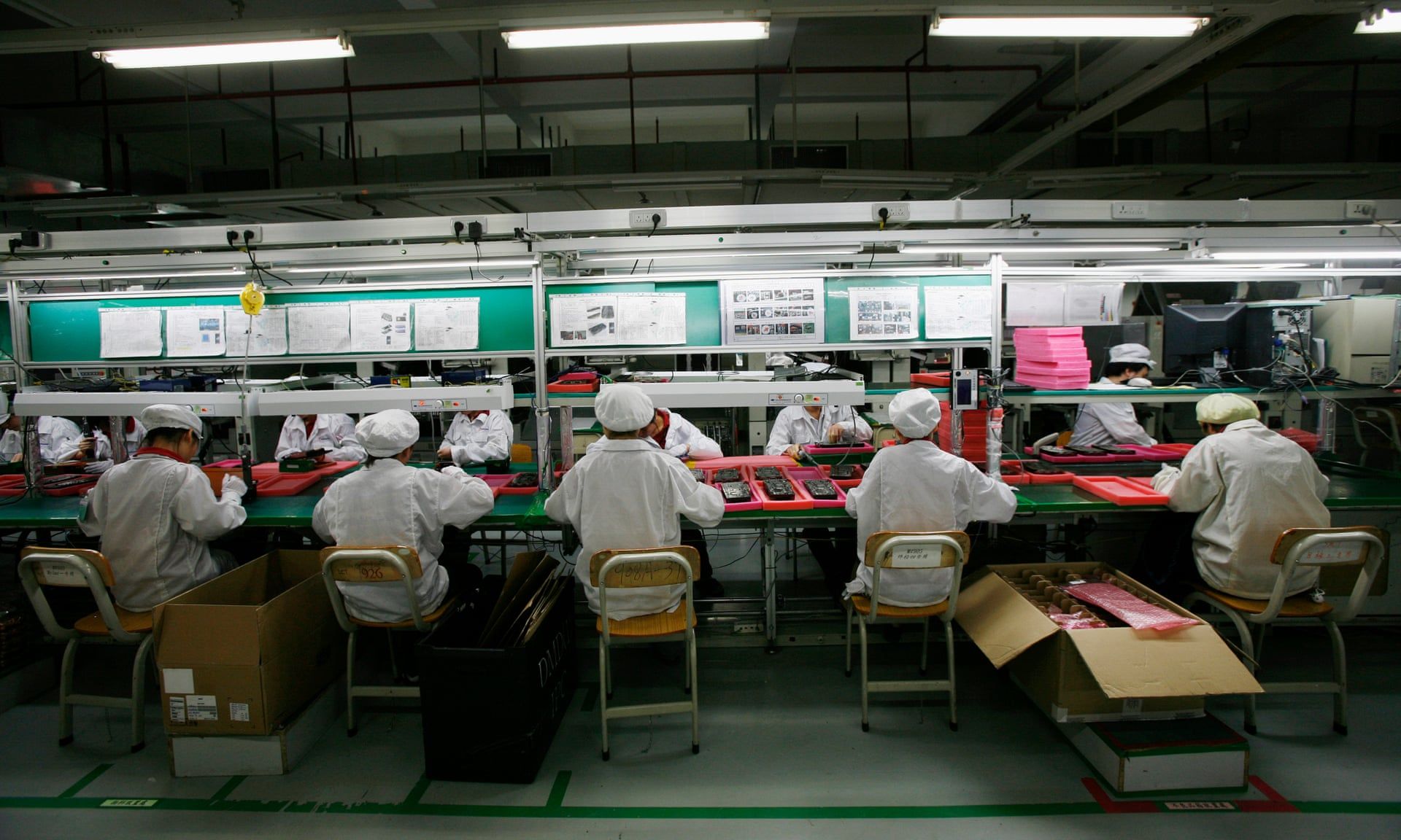 Foxconn незаконно использует труд школьников для сборки умных колонок Amazon