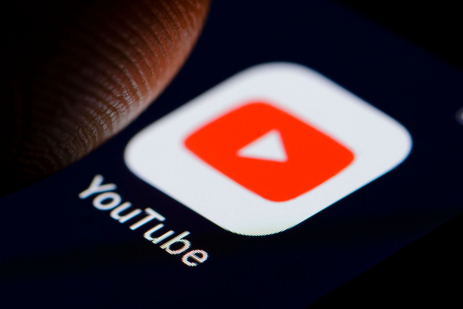 YouTube проигнорировал три запроса Роскомнадзора на удаление ролика со сжиганием флага России