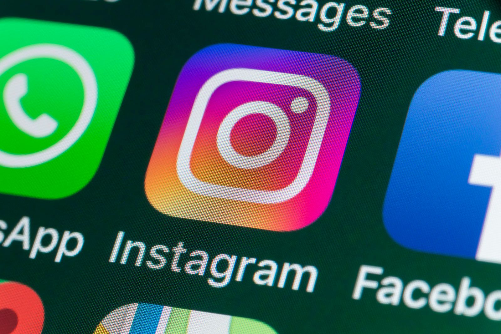 К названиям Instagram и WhatsApp будет добавлена приставка «from Facebook»