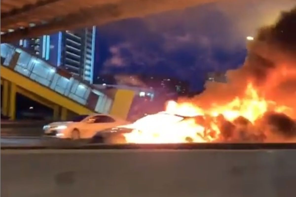 Tesla Model 3 врезалась в эвакуатор на МКАД, после чего загорелась и взорвалась