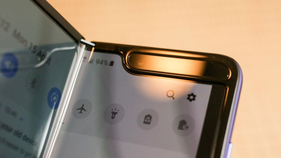 Bloomberg: Samsung тайно работает над смартфоном, который складывается в квадрат экраном внутрь