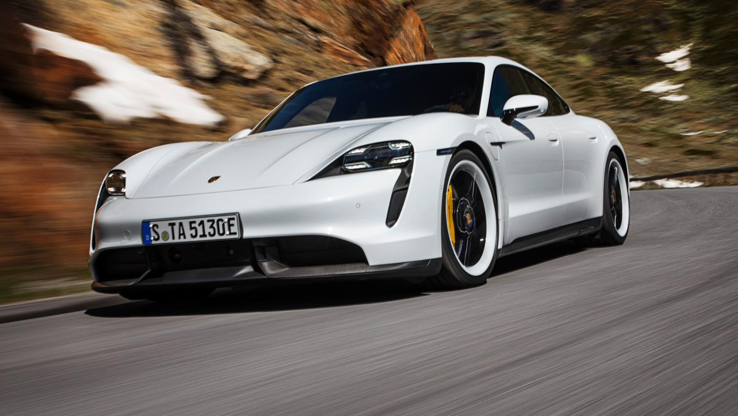 Porsche представила свой первый серийный электромобиль Taycan